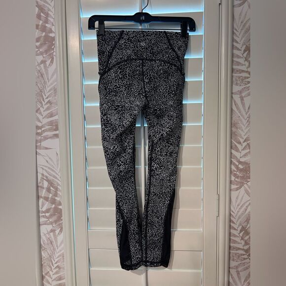 Lululemon Train Times Pant 25" Size 4 - Picture 3 of 7
